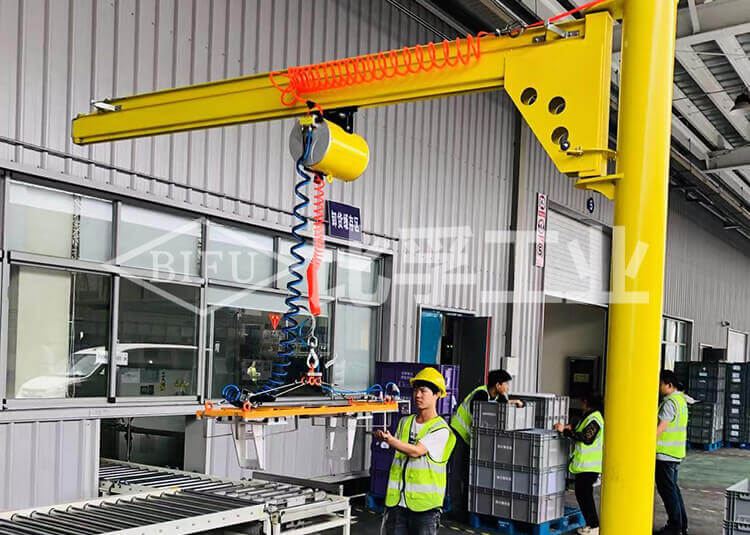 汽車主機廠上下貨氣動平衡吊案例