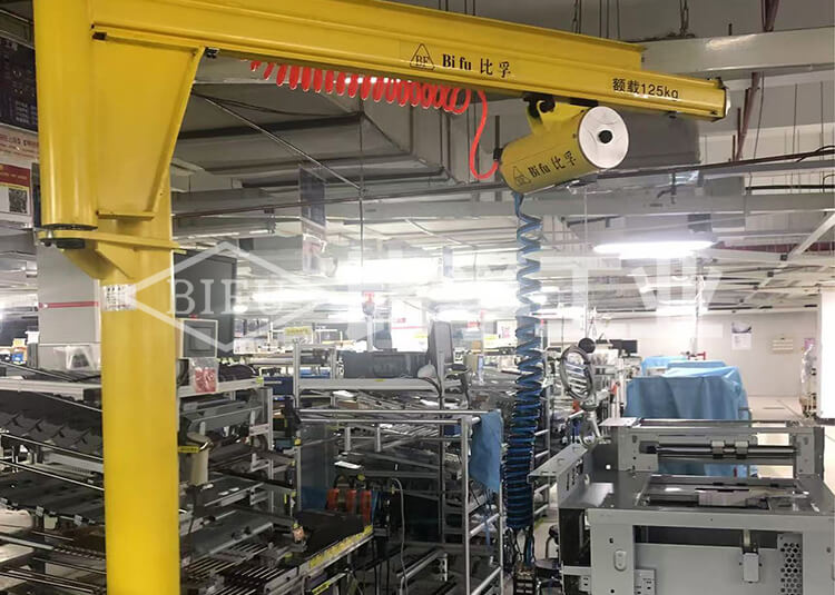 產品機箱下線氣動平衡吊案例