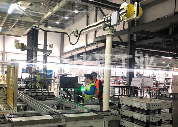 新能源電池氣動平衡吊折臂吊案例